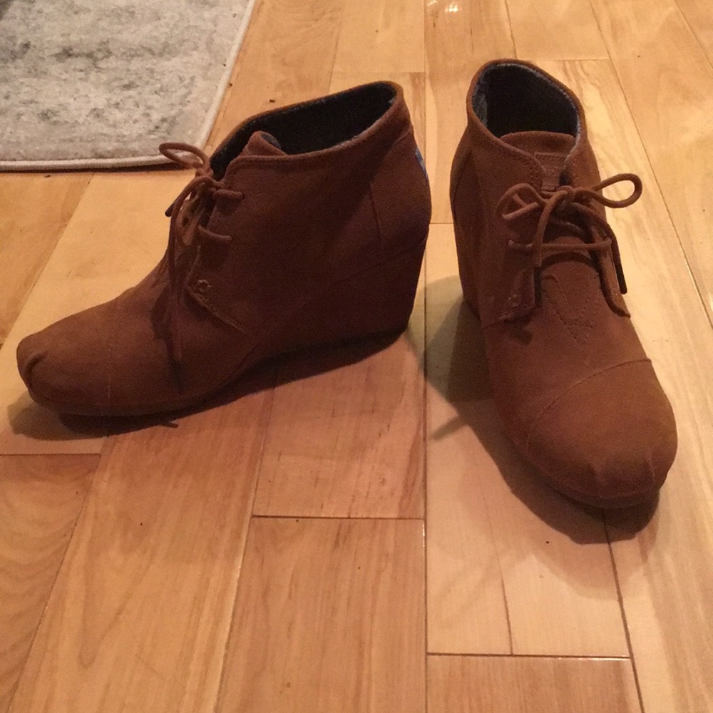 NWOT Toms Wedge Booties
